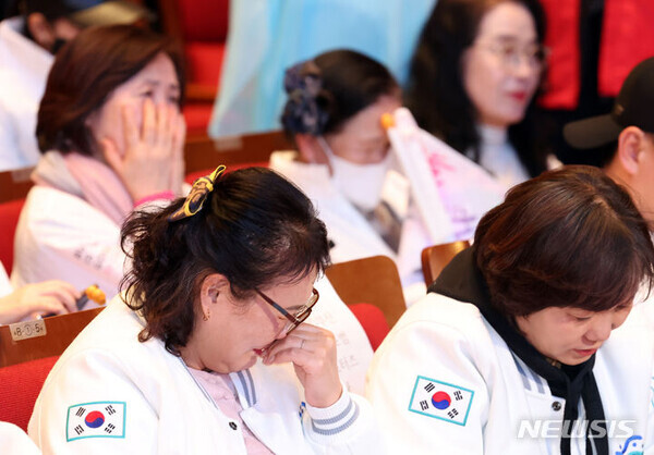 29일 새벽 부산 동구 부산시민회관 대극장에 모인 시민들이 2030세계박람회 유치에 실패하자 아쉬움의 눈물을 흘리고 있다. 사진=뉴시스