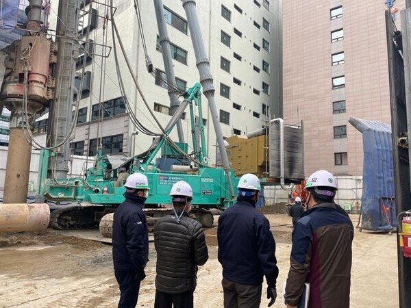 영등포구 관내  건설 공사현장서 관계자들이 동절기 안전사고 대비해 안전점검을 실시하고 있는 모습 사진=영등포구