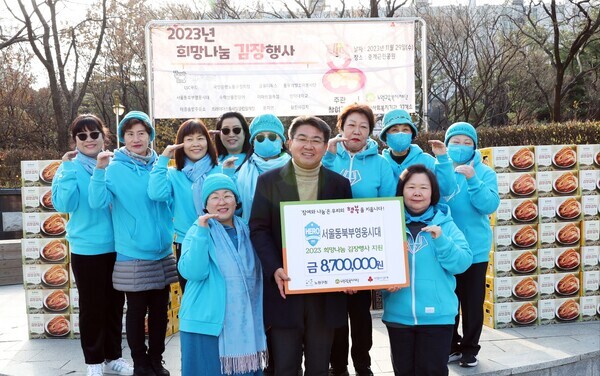 임영웅 팬클럽 서울 동북부영웅시대가  노원교육복지재단 희망나눔 김장행사에 후원금 과 김장봉사 활동에 참여 했다. 사진=영웅시대