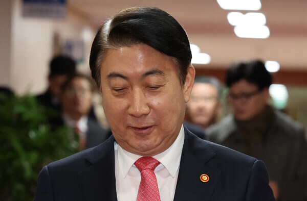 이동관 방송통신위원장이 1일 오전 서울 종로구 정부서울청사에서 열린 임시 국무회의에 참석하고 있다.  사진=뉴시스