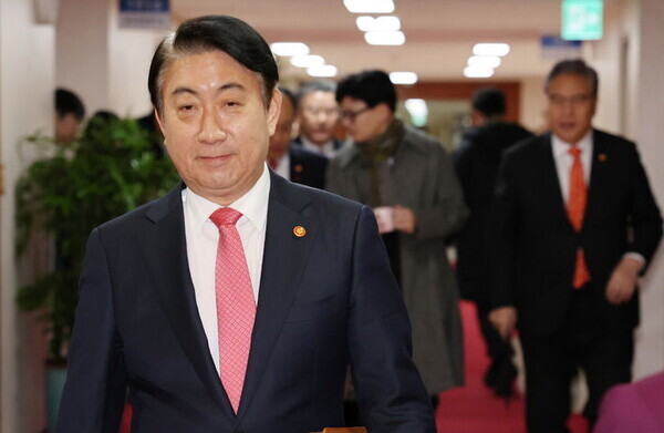 이동관 방송통신위원장이 1일 오전 서울 종로구 정부서울청사에서 열린 임시 국무회의에 참석하고 있다. 사진=뉴시스