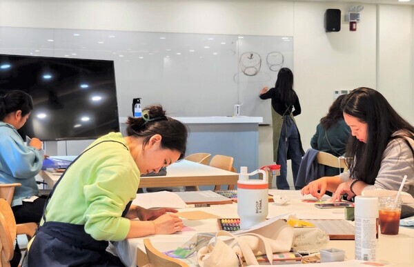 디저트와 함께하는 오일파스텔. 사진=영등포구