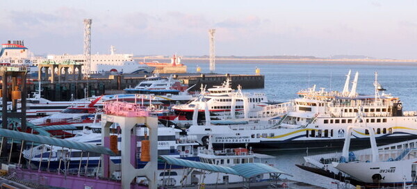 서해상에 풍랑주의보가 내려진 지난달 24일 오전 인천 중구 인천항 연안여객터미널에 여객선들이 정박해 있다. 사진=뉴시스