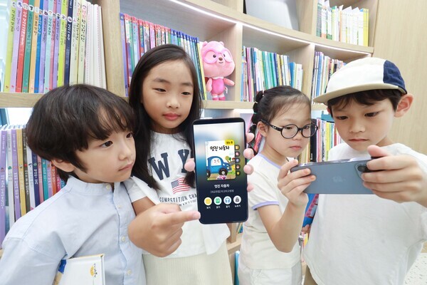 LG유플러스는 키즈 전용 서비스 ‘아이들나라(www.i-nara.co.kr)’의 모바일 앱(App.)이 책 선정부터 독후활동까지 체계적인 독서활동을 경험할 수 있는 ‘디지털 도서관’으로 탈바꿈하고, 3년 내 인기 도서를 국내 최대 수준인 1만권으로 확대한다고 밝혔다. 사진은 LG유플러스 모델이 새롭게 개편된 아이들나라를 이용하고 있는 모습. 사진=lLG유플러스