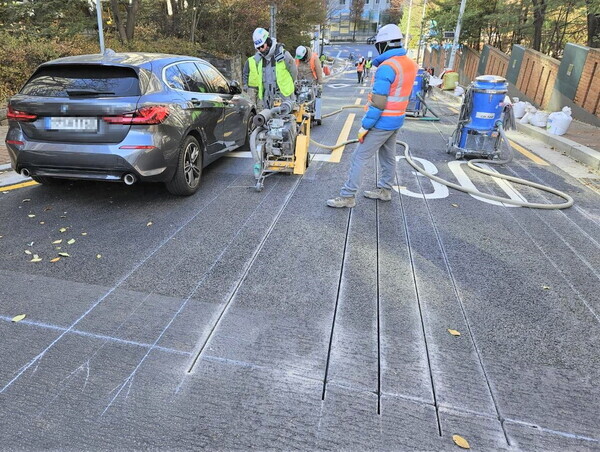 영등포구청이 도림동 도림성당(도영로 22길 22~도영로 80)의 도로열선 설치 작업 모습. 사진=영등포구