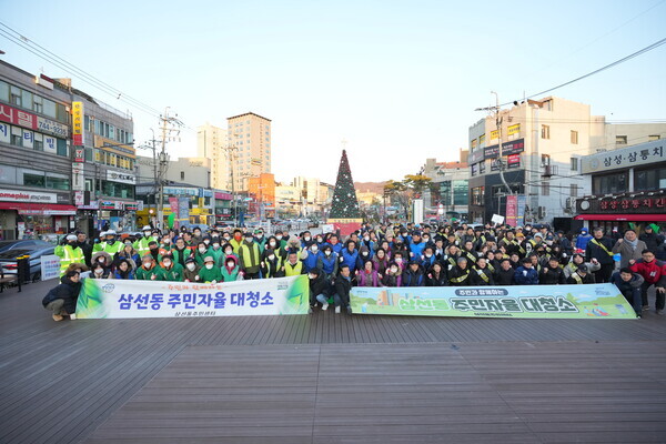 서울 성북구 삼선동주민센터가 지난달 29일 성북천 분수마루 광장에서 ‘민·관·학이 함께 만드는 클린성북 주민자율 대청소’를 마치고 기념사진을 찍고 있다. 사진=성북구청
