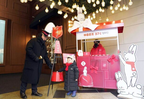 롯데백화점 본점에 설치된 마음온도 37도 캠페인 모금 부스