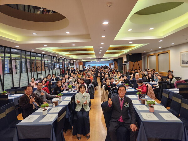 정릉1동 직능단체 통합워크숍에서 참석자들이 기념촬영을 하고 있는 모습. 사진=성북구