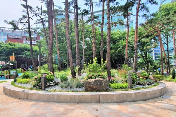 영등포구청이 진행한 관내 마을마당 재정비 사업으로 새롭게 단장한 목화 마을마당의 모습. 사진=영등포구청