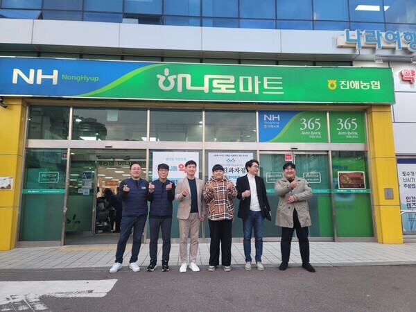 개그맨 김수영이 몬스터픽 백상래 공동대표, 오승훈 대표와 함께 소외된 농어촌 농어민들을 위해 '진해수협 진해농협과 업무협약(MOU)을 체결했다. 사진=개그맨 김수영 소속사