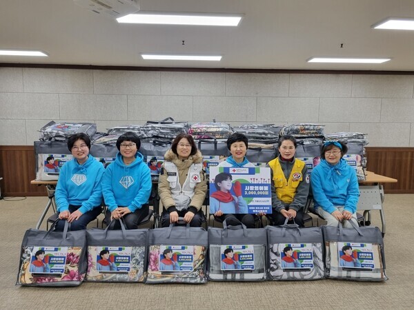 임영웅 팬클럽인 '영웅시대 부천서포터즈'가  대한적십자사에 사랑의이불 300만원을 기부했다. 사진=영웅시대