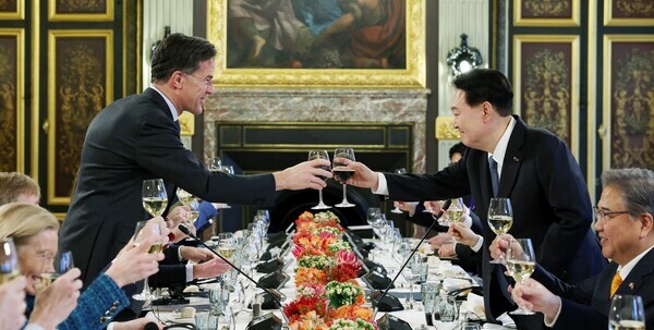 네덜란드를 국빈 방문 중인 윤석열 대통령이 13일(현지시간) 헤이그 총리실에서 열린 총리 주최 업무 오찬에서 마르크 뤼터 네덜란드 총리와 건배하고 있다. 사진 = 뉴시스