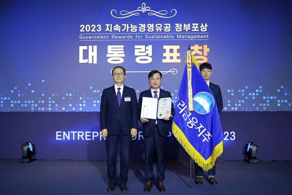 지난 14일 FKI타워에서 진행된 ‘2023 지속가능경영 유공 정부포상’시상식에서 (왼쪽부터) 산업통상자원부 이승렬 산업정책실장, 송윤홍 우리금융지주 부사장과 우리금융지주 관계자가 기념촬영을 하고 있다. 사진=우리금융