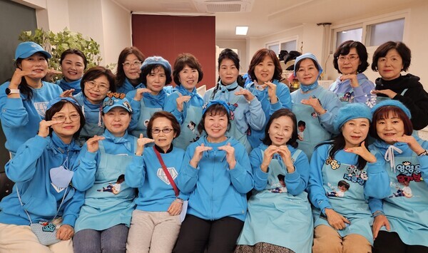 임영웅 팬클럽 영웅시대 밴드(나눔모임) 58번째 쪽방촌 도시락 봉사를 했다. 사진=영웅시대