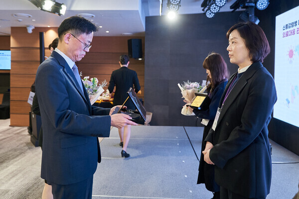 분당서울대병원 감염관리팀 신명진 팀장이 ‘감염병관리시설 운영관리 유공자 포상’에서 질병관리청장 표창을 받고 있다. 사진=분당서울대병원