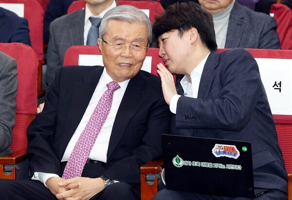 17일 국회에서 열린 '새로운 선택' 청당대회 현장에서 만난 김종인 전 미래통합당 비대위원장과 이준석 전 국민의힘 대표. 사진 = 뉴시스