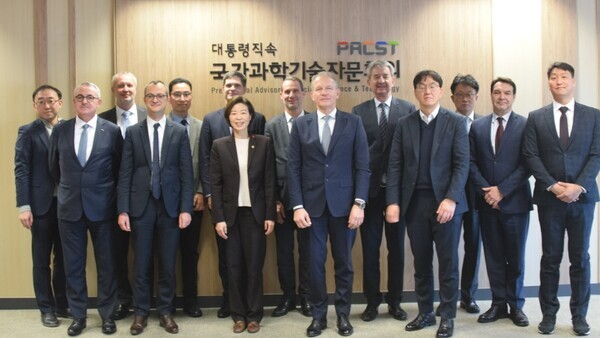 조성경 과기부 1차관과 프랑스 경제인연합회 측 인사들이 18일 산업 협력방안 논의 기념촬영에 임한 모습이다. 출처 = 과학기술정보통신부 