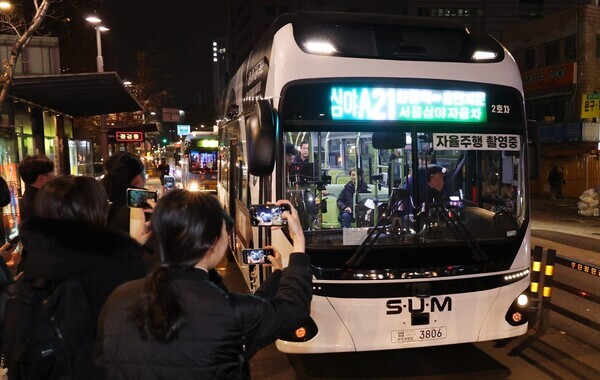 지난 4일 서울 종로구 동대문역.흥인지문 버스정류장에서 출발한 '심야A21번' 심야자율버스. 사진 = 뉴시스