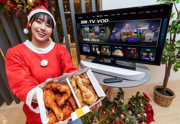 KT는 다가오는 크리스마스 연휴와 연말을 맞아 지니 TV에서 풍성한 볼거리 이벤트와 혜택을 마련했다고 19일 밝혔다.KT 지니 TV에서 ‘굿바이 2023 특집관’을 즐기는 모습.  사진=KT