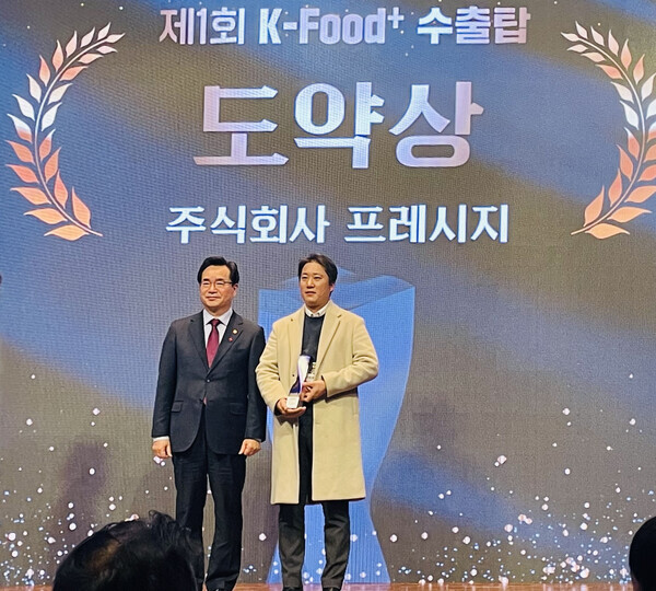 오른쪽부터 프레시지 이광연 해외사업 그룹장, 정황근 농림축산식품부 장관. 사진=프레시지