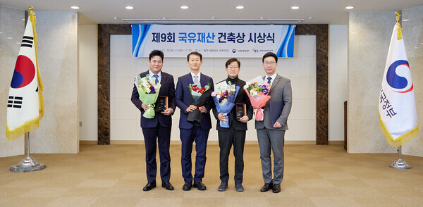 '제9회 국유재산 건축상 시상식'에서 오장석 캠코 공공개발본부 상임이사(왼쪽 첫번째)가 임형철 기획재정부 국고국장(왼쪽 두번째)및 관계자들과 기념촬영하고 있다. 사진=캠코