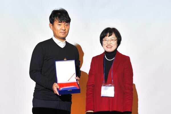 박승호 SH모터스 대표가 20일 경기자동차과학고등학교로부터 '도제학교 발전' 공로 감사패를 받았다. 사진 = 이은재 기자 