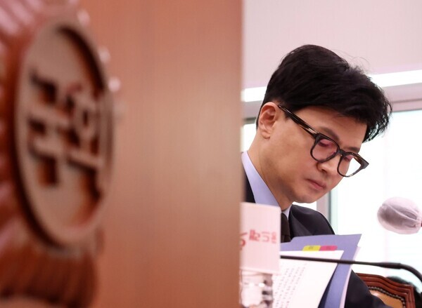 한동훈 법무부 장관이 서류를 검토하는 모습이다. 사진 = 뉴시스