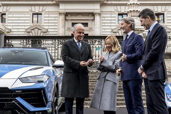 오토모빌리 람보르기니 스테판 윙켈만 회장(오른쪽 두 번째)이 이탈리아 내무부 장관 마테오 피안테도시(왼쪽 첫 번째)에게 차량키를 전달하는 모습. 사진= 이오스커뮤니케이션스