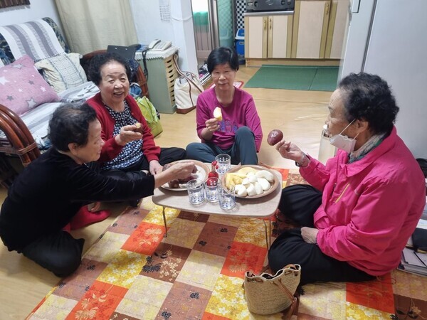 늘봄밥상에 참여하고 있는 어르신들 모습. 사진=영등포구