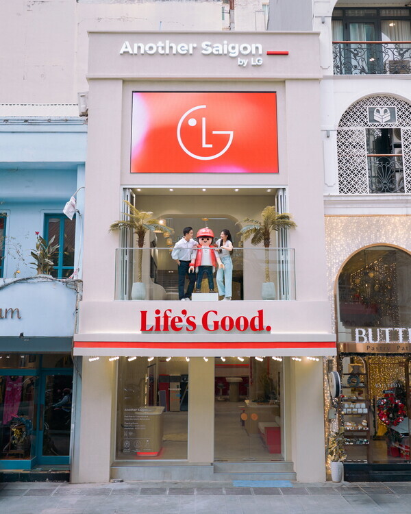 LG전자가 23일 베트남 호치민에 LG 가전만의 가치와 편리함을 체험하는 고객경험 공간 ‘어나더사이공(Another Saigon)’을 선보인다. LG전자는 베트남 고객들에게 더 나은 삶과 미래에 대한 낙관적 메시지를 담은 LG전자 브랜드 슬로건 ‘Life’s Good’을 알린다. 사진=LG전자