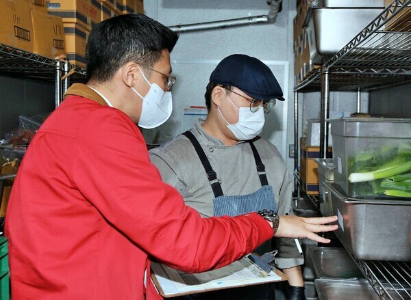 BBQ가 전 매장에서 동일한 맛과 품질을 구현하고 고객들에게 보다 나은 서비스를 제공하기 위한 교차점검에 나섰다.사진=BBQ