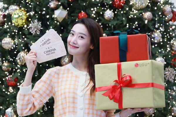 LG유플러스는 올 한 해 자사 멤버스 앱 고객을 대상으로 진행하는 문화 혜택 라인업을 지난해 대비 두 배 확대하며 다양한 문화 공연 초청 프로모션을 진행했다고 26일 밝혔다. 사진은 LG유플러스 모델이 문화 혜택 프로모션을 소개하고 있는 모습. 사진=LG유플러스