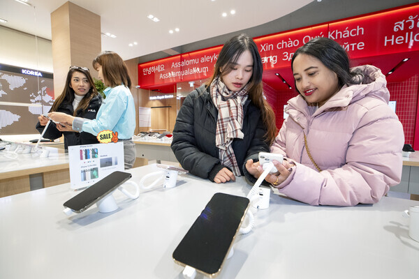 KT가 국내에서 가장 많은 외국인이 밀집한 경기도 안산 원곡동의 다문화 거리에 통신을 포함해 외국인 특화 서비스를 제공하는 ‘KT Foreigner Center’를 오픈했다고 밝혔다.  사진=KT