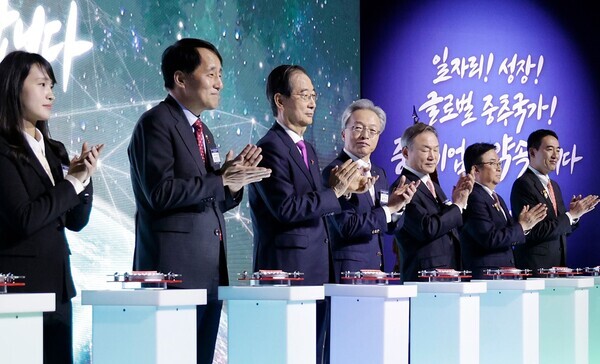한덕수 국무총리와 장영진 산업통상자원부 제1차관, 최진식 중견기업연합회장 중견기업인들이 지난 15일 서울 중구 웨스틴조선호텔에서 열린 제9회 중견기업인의 날 기념식에서 ‘중견기업의 약속’ 세리머니를 하고 있다. 사진 = 뉴시스