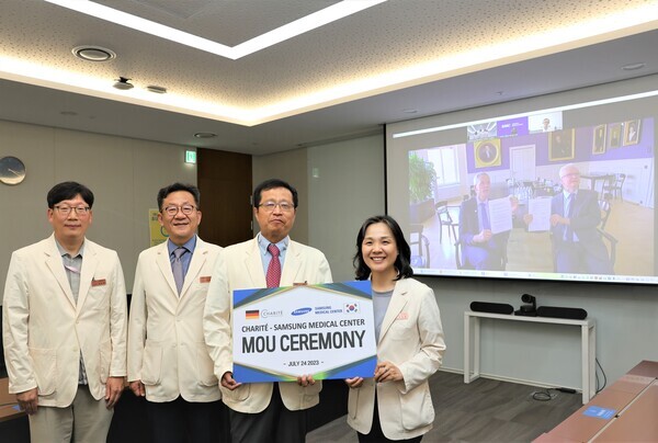 삼성서울병원은 2023년 7월 독일의 샤리테 병원과 교류 협력을 증진키로 MOU를 체결한 바 있다. (사진 왼쪽에서 세 번 째) 이우용 삼성서울병원 암병원장. 사진=삼성서울병원