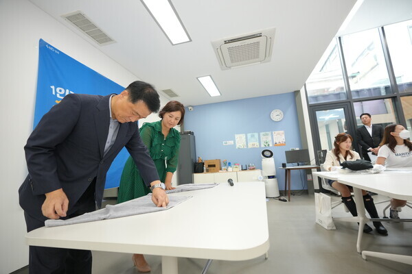 성북구의 대표 공유 공간인 ‘청년공간 동선이음’에서 펼쳐지는 1인가구를 위한 특화 프로그램 ’나를 비우는 정리수납 강의‘에 이승로 성북구청장이 참여해 수강생들과 함께 실습을 하고 있다. 사진=성북구