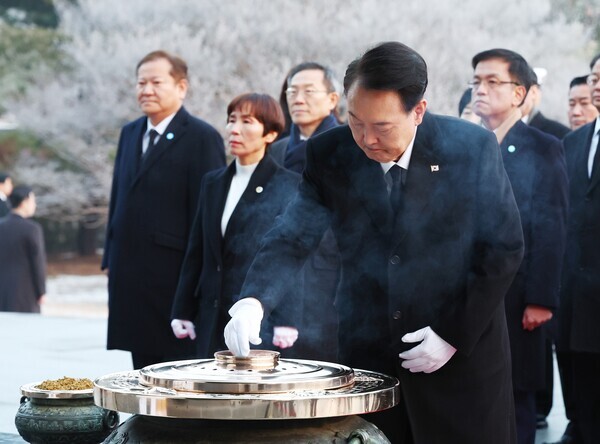 윤석열 대통령이 갑진년 새해 첫날인 1일 서울 동작구 국립서울현충원을 찾아 현충탑에서 참배하고 있다. 사진 = 뉴시스