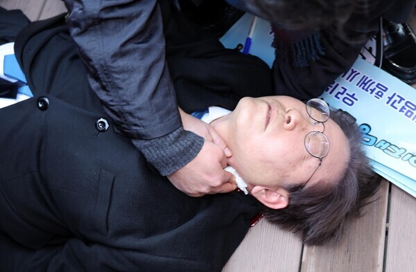 이재명 더불어민주당 대표가 부산 일정 중 피습을 당했다. 사진 = 뉴시스