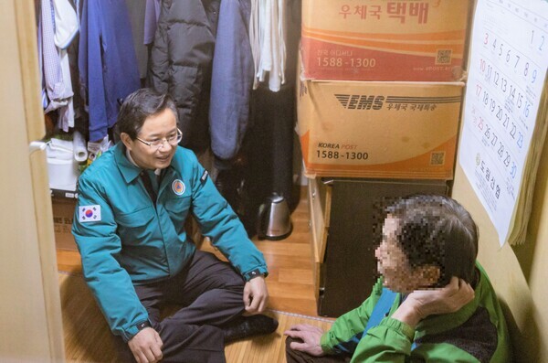 쪽방 주민  현장 방문. 사진=영등포구