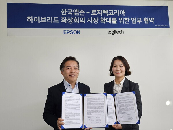 한국엡손 후지이 시게오 대표(왼쪽)과 로지텍 코리아 조정훈 지사장(오른쪽)이 ‘국내 화상회의 장비 및 솔루션 시장 확대를 위한 업무협약(MOU)’ 체결 기념 사진 촬영을 하고 있다. 사진=로지텍