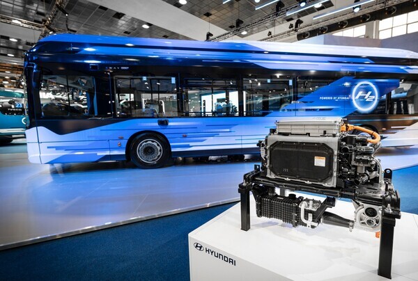 현대자동차가 작년 10월 벨기에 브뤼셀에서 열린 세계 최대규모 버스 박람회 '버스월드 2023'에서 버스 브랜드 이베코버스와 함께 'E-WAY H2'를 세계 최초로 공개했다. 사진 = 뉴시스