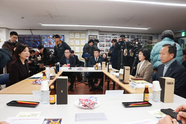 오영주 중소벤처기업부 장관(왼쪽)이 3일 서울 용산구 용산용문시장에서 소상공인·전통시장 협·단체 대표들을 만나 간담회를 진행하고 있다. 사진=중소벤처기업부