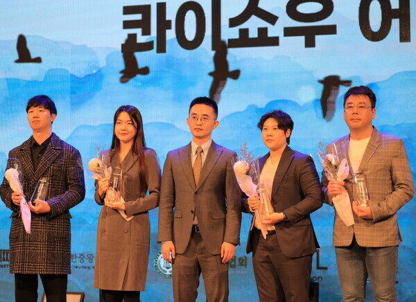 변지훈 해외사업부장(맨오른쪽)이 다크호수상을 수상한후 기념촬영을 하고 있다. 사진=이지듀