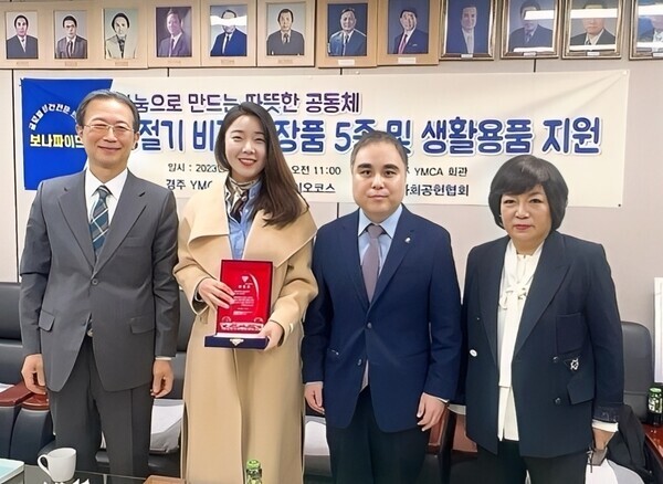 경주 서라벌대학교 대학원장인 공헌협회 이상덕 고문, (주)K-바이오코스 이미희 대표, K-뷰티 사회공헌협회 차현승 회장, 경주 YMCA 이은숙 사무총장. 사진= K-뷰티 사회공헌협회