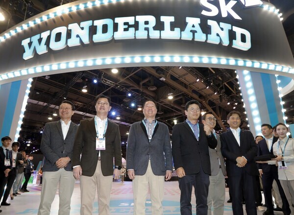 좌측부터 유정준 미주대외협력총괄 부회장, 최재원 SK온 대표이사 수석부회장, 최태원 SK그룹 회장, 이형희 SK수펙스추구협의회 커뮤니케이션 위원장, 유영상 SK텔레콤 대표이사 사장, 곽노정 SK하이닉스 대표이사 사장. 사진=SK