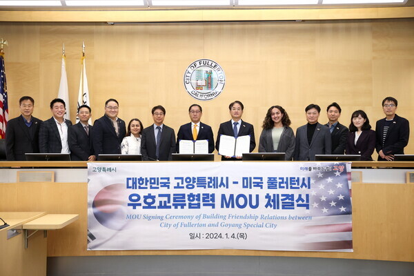 미국 풀러턴시 우호교류협력 MOU 체결식 프레드 정 풀러턴시 부시장(좌), 이동환 고양특례시장. 사진=고양특례시
