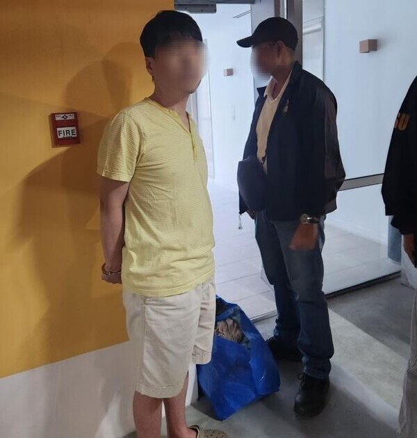경찰청은 전날(9일) 오후 필리핀 현지에서 국민건강보험공단 재정관리팀장 최모(44)씨를 검거했다고 10일 밝혔다. 사진은 현지에서 붙잡힌 최씨. (사진=경찰청 제공)