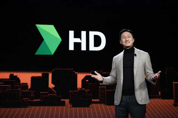 세계 최대 전자·가전·IT 전시회 CES 2024의 기조연설자로 나선 HD현대 정기선 부회장이 10일(현지시간) 미국 라스베이거스 베네시안 호텔에서 '사이트 트랜스포메이션'을 주제로 연설하고 있다. 사진=HD현대