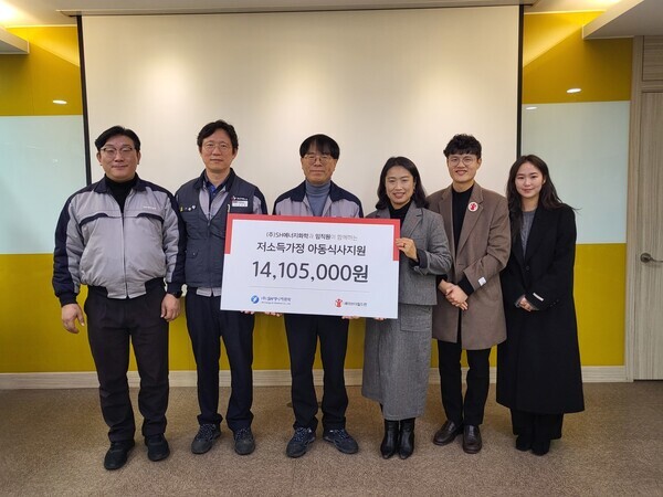 가운데 좌 (주)SH에너지화학 이종주 공장장, 우 세이브더칠드런 유혜영 서부지역본부장 출처: 세이브더칠드런. 사진=세이브더칠드런