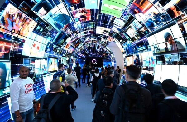 LG전자가 CES 2024 전시관에 아치형 터널 구조의 webOS 콘텐츠 체험 공간을 조성했다. 제공 = LG전자